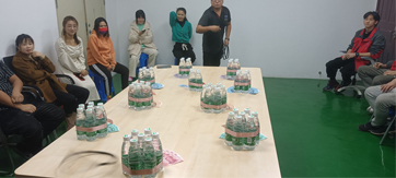 這家公司真土豪，套圈竟用現(xiàn)金當(dāng)禮品！